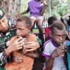 Prajurit Kostrad Ajak Anak-Anak Perbatasan Minum Susu